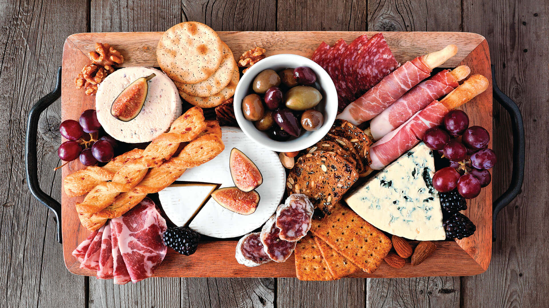gluten-free party food ideas: grazing platter with gluten-free crackers